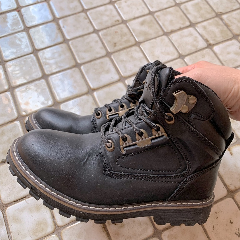 Mesa girls black leather boots booties